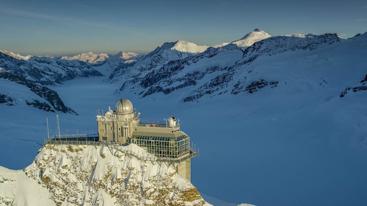 Sphinx Jungfraujoch avec glacier en arrière-plan