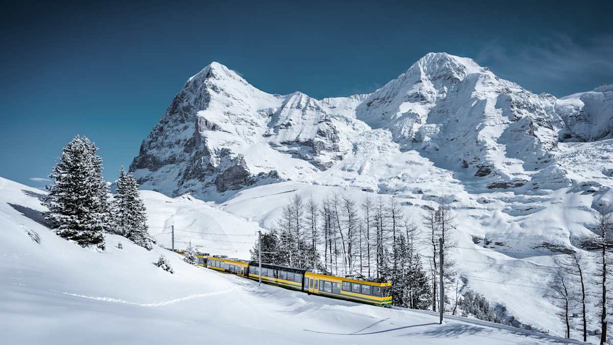 Wengernalpbahn Zug mit Eiger Mönch