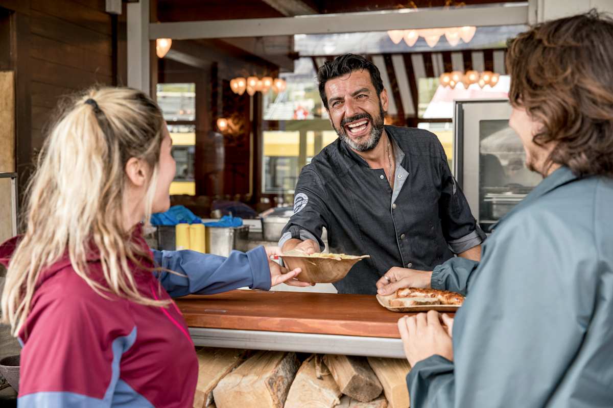 Essensausgabe an der Aussentheke des Bergrestaurant Kleine Scheidegg