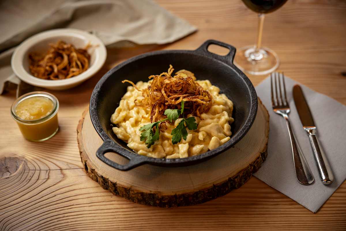 Hausgemachte Käse Spätzli im Bergrestaurant Kleine Scheidegg