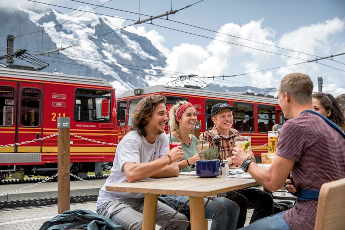 Vier Personen auf der Terrasse des Bergrestaurant Kleine Scheidegg