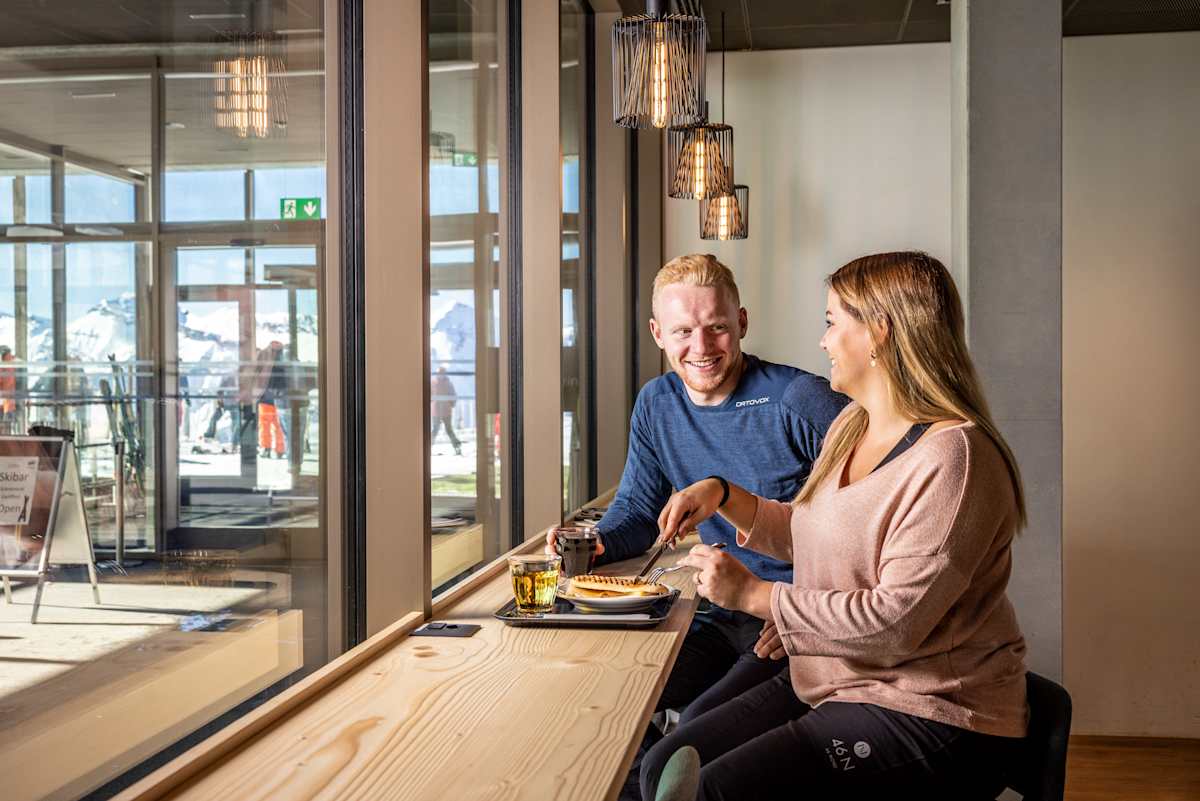 Deux personnes au bar du Bistro Eigergletscher