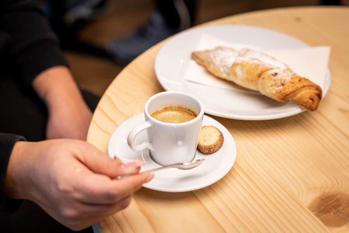 Café et croissant aux noix au Bistro Eigergletscher