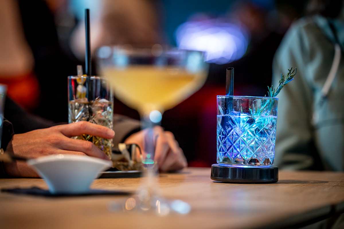 Verschiedene Cocktails auf einem Tisch in der e-tron energy bar.