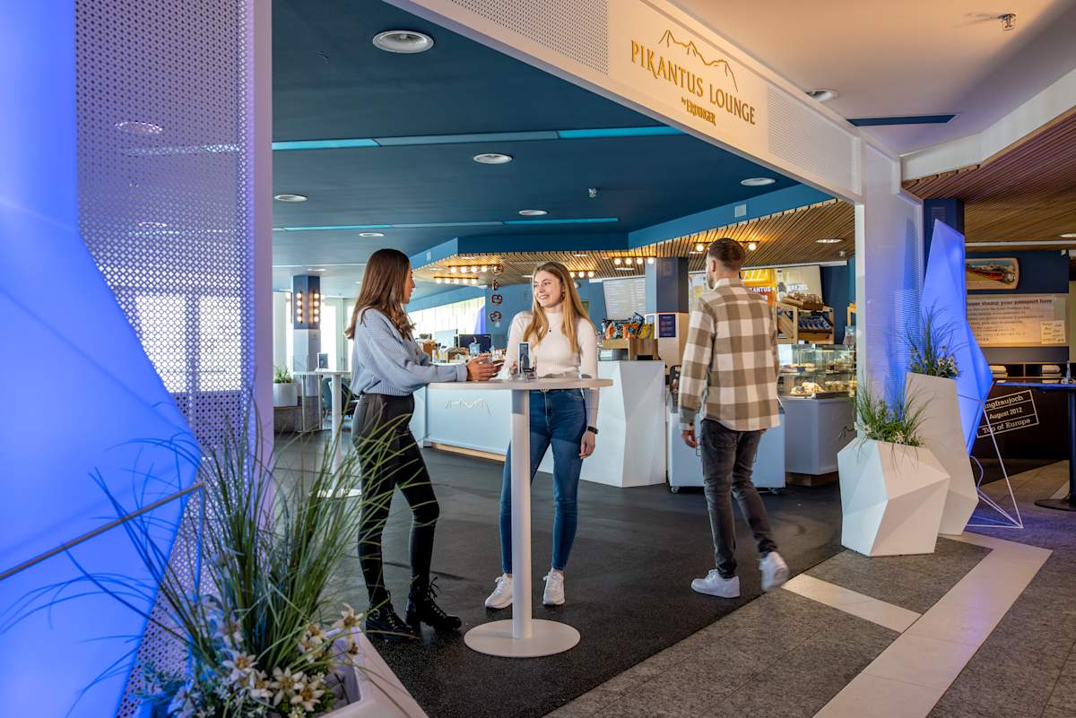 Entrance to the Pikantus Lounge with a high table