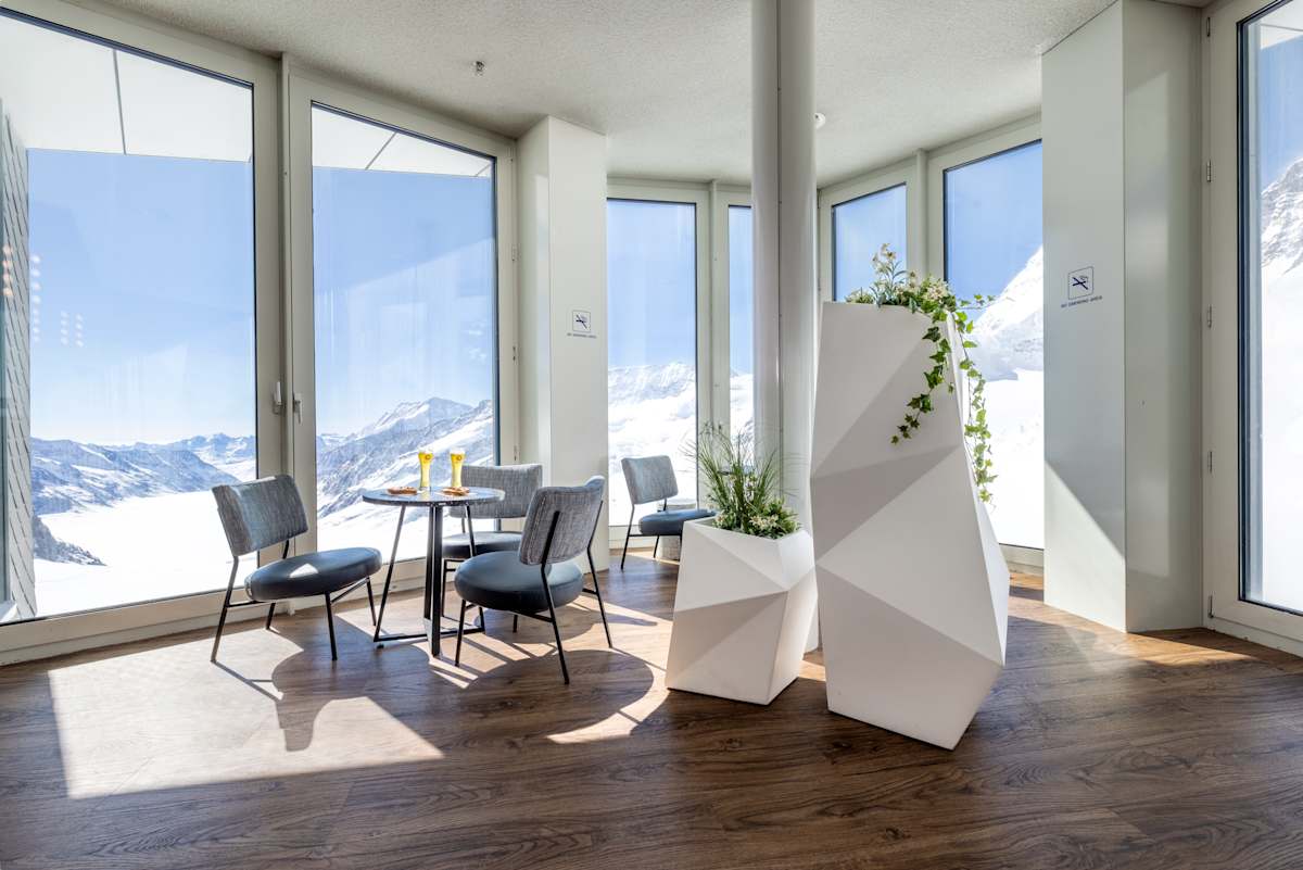 Pikantus Lounge windows with a view of the glacier