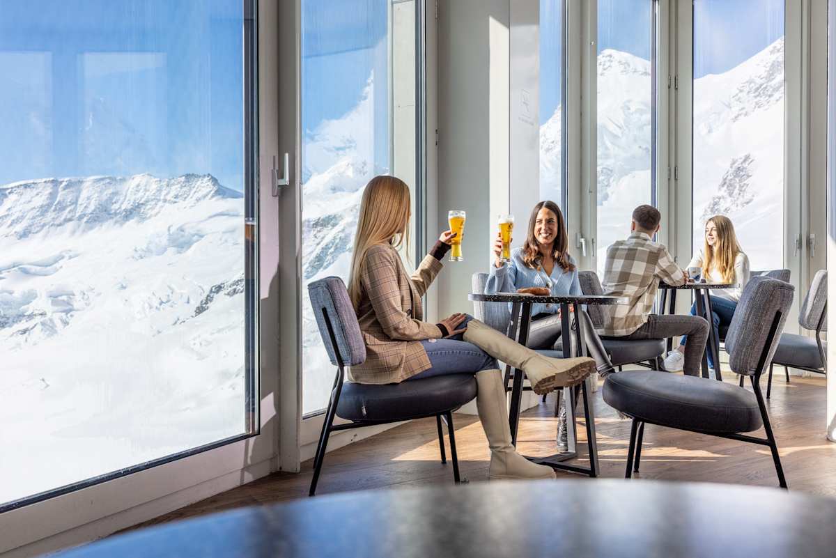 People in front of the panorama in the Pikantus Lounge