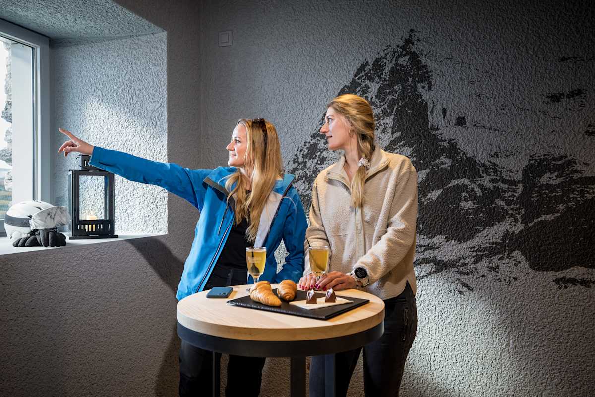 The Wall Bar deux femmes profitent de la vue