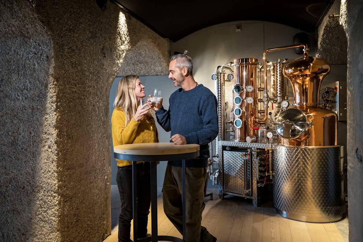 The Wall Bar des personnes trinquent