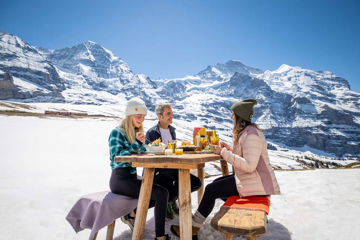 Drei Personen am essen im Bergrestaurant Kleine Scheidegg