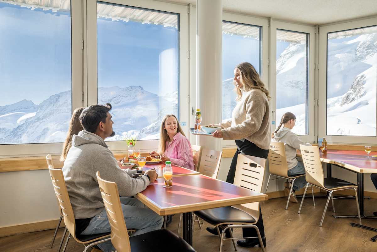 Person mit Tableau kommt zu Tisch