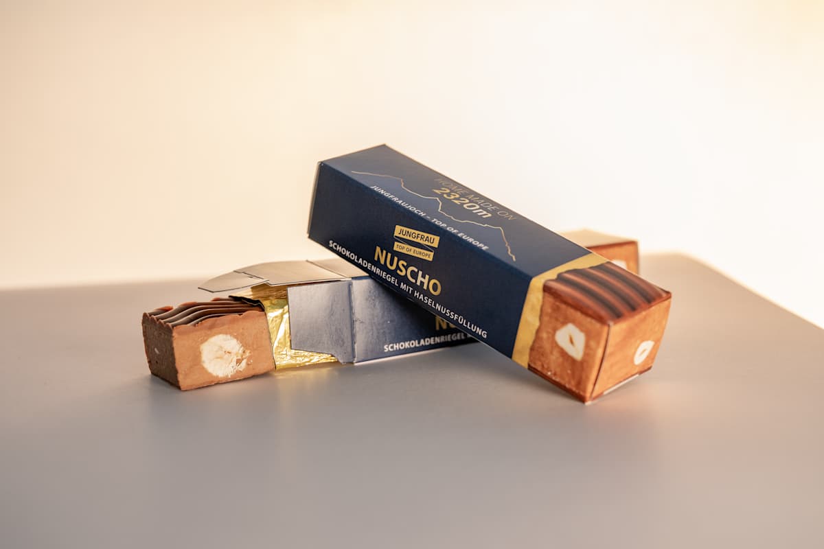 Barre chocolatée Nuscho avec emballage ouvert et fermé
