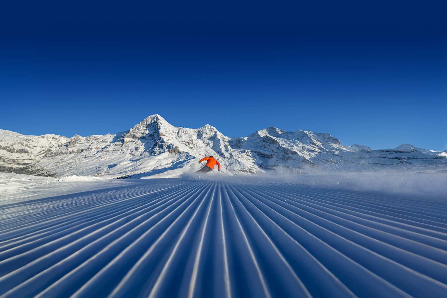 Kleine-Scheidegg-Skifahrer-Eiger-Moench-Jungfrau-Key-Visual