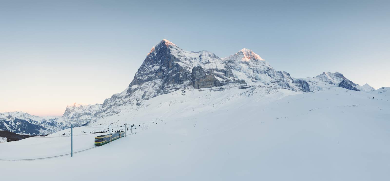 Sentier en raquettes devant la face nord de l'Eiger: Holenstein–Brandegg