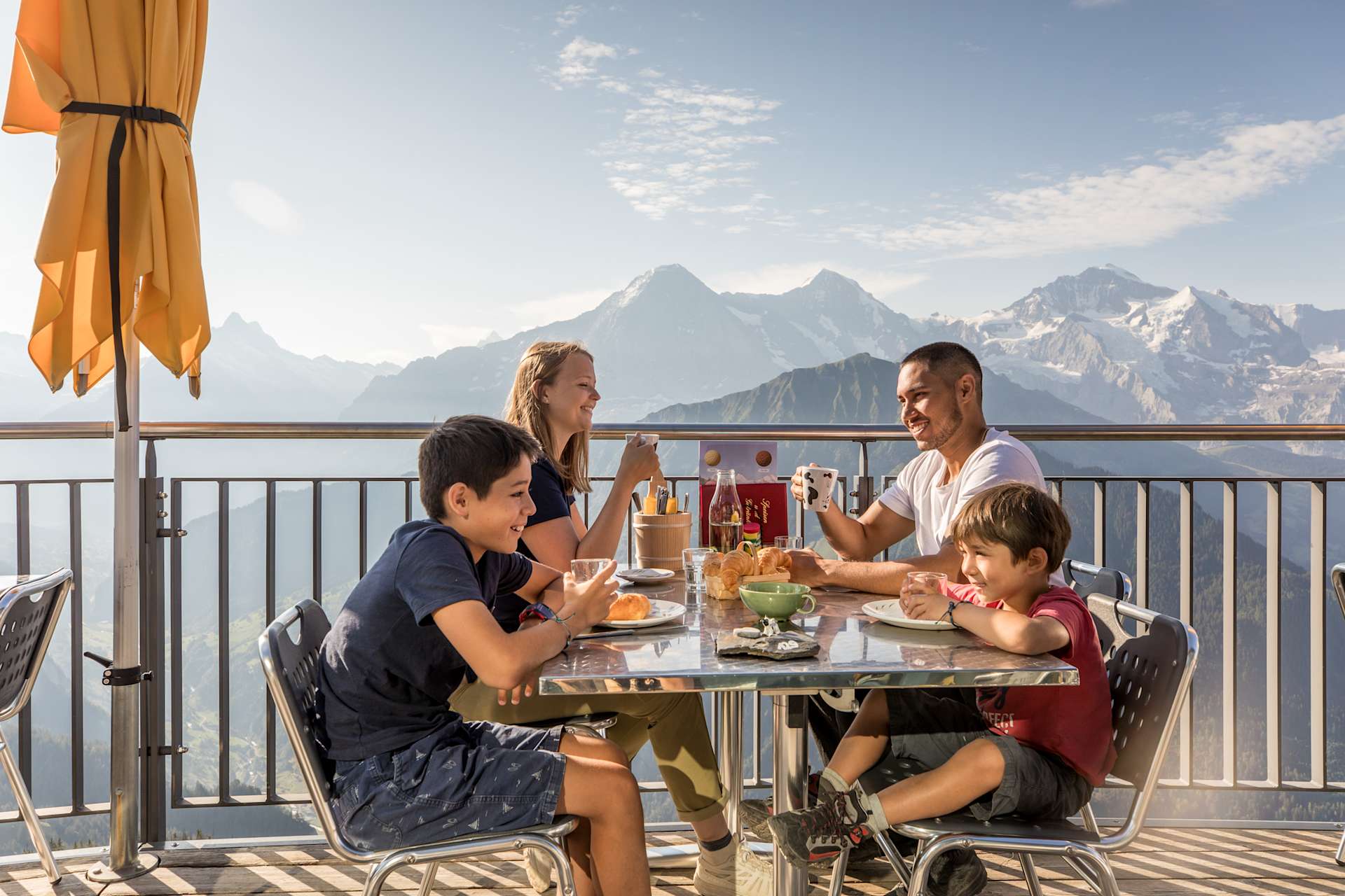 Panorama-Restaurant und Hotel Schynige-Platte mit Bergpanorama