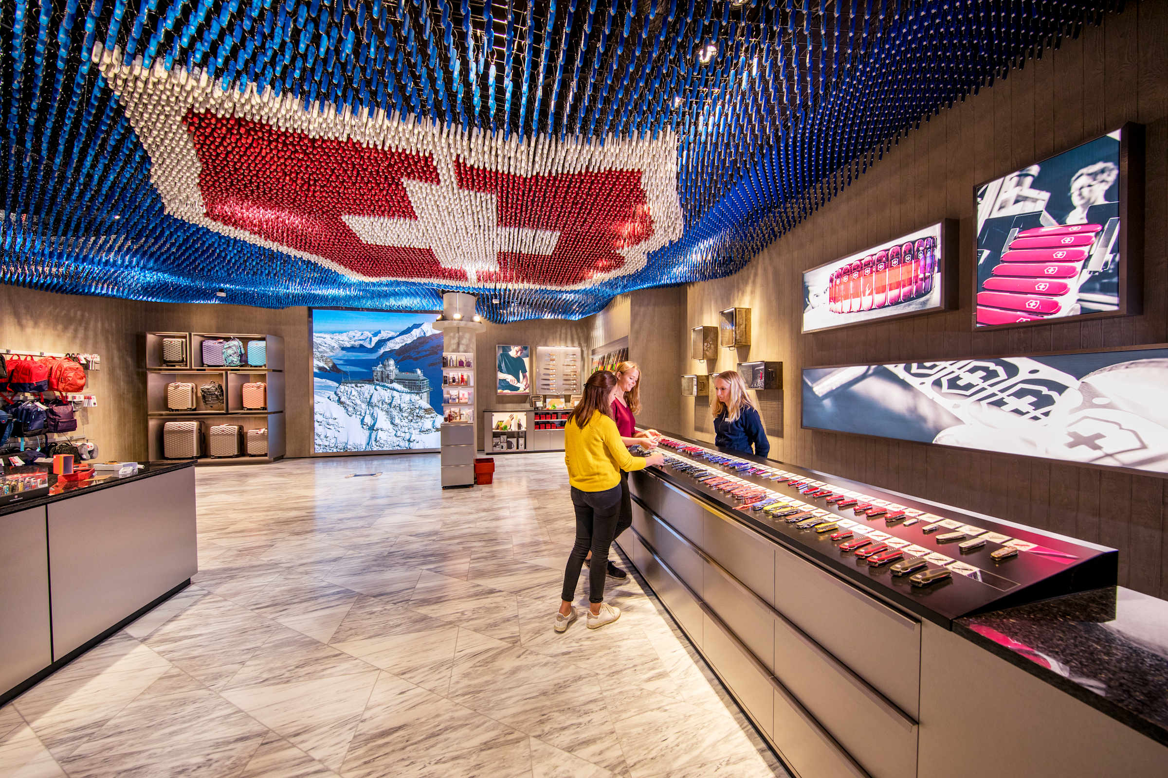 Erlebnisse-Aktivitaeten, Flagshipstore, Innenaufnahme, Interlaken, Jungfraubahnen, Lindt, Partnerschaften, Shop, Store, Swatch, Verhältnisse, Victorinox, jungfrau.ch